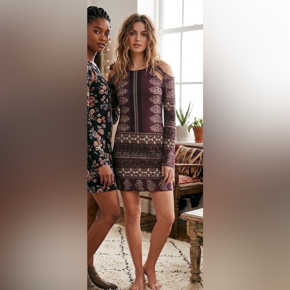 Free People Dresses & Skirts - Free People Boho Mini Long Sleeve Tight Patterned Dress w/ Peekaboo back!
